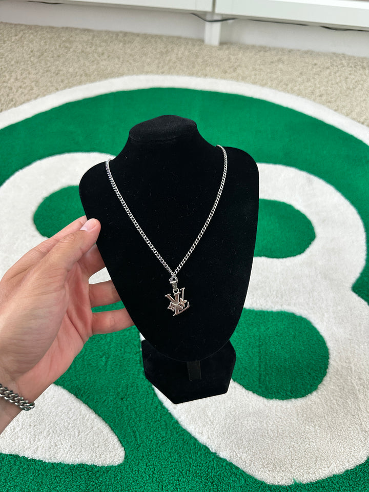 Louis Vuitton Silver Pendant Necklace w/Monogram Fleur YU8