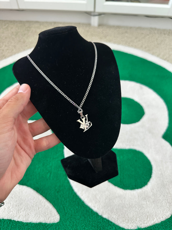 Louis Vuitton Silver Pendant Necklace w/Monogram Fleur YU8